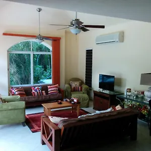 Casa Beard, Spacious With High Speed Wifi & Pool. Сasa de vacaciones